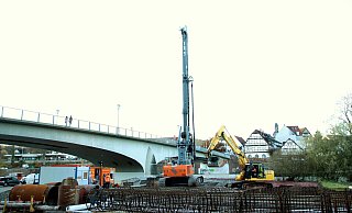 Ein 100 Tonnen schwerer Bohrkran bereitet die Pfahlgründung für den späteren Standpylon vor. - Burkhard Battran