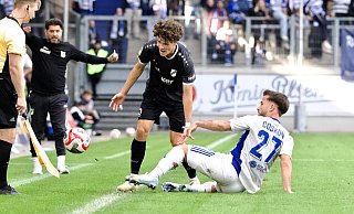 Lange auf Augenhöhe mitgespielt: die Rödinghauser mit Ansgar Kuhlmann gegen Can Coskun. - Joel Beinke