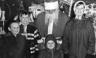 Rita Frentrup mit ihren Geschwistern beim Weihnachtsmann von Köhler. - Rita Frentrup