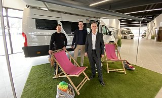 Farbenfroh startet das Peitzmeyer-Team mit Marcel Peitzmeyer (vorne) sowie Björn Nerge (hinten l.) und Nico Wördemann am kommenden Wochenende im neuen Caravan-Center an der Kanalstraße. - Nicole Sielermann