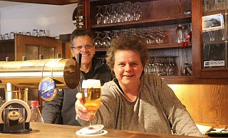 Anke Cassing serviert ein perfekt gezapftes Bier. Meinhard Mattwich hat mit der Gaststube der alt eingesessenen Engeraner Bierkneipe viel vor. - Andreas Sundermeier