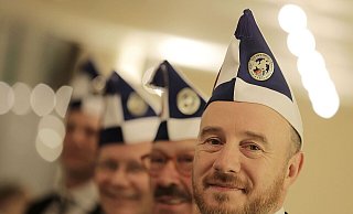 Aaron Knappstein (r), Präsident des jüdischen Karneval Vereins Kölsche Kippa Köpp e.V., steht vor dem Besuch einer Sitzung mit Mitgliedern zusammen. - Oliver Berg/dpa