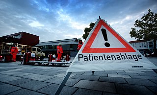 Im August 2018 hat das DRK eine solche „Großschadenslage" auf dem Bünder Marktplatz geübt. - Gerald Dunkel