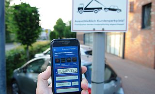 Die Handy-App ermöglicht es Privatparkplatz-Besitzern, mit einem Foto Falschparker zur Zahlung eines Schadenersatzes aufzufordern. Nicht nur an der Höhe der Summe gibt es Kritik. - Jens Reichenbach
