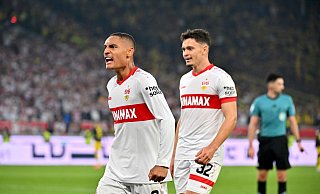 Enzo Millot (l.) gehörte zu den überragenden Stuttgarter Spielern beim Sieg gegen Dortmund. - Jan-Philipp Strobel/dpa