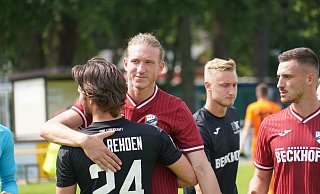 Nach dem 9:1-Sieg tröstet Verls Vinko Sapina seinen Gegenspieler vom BSV Rehden. - Christian Geisler