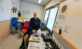 Der Leiter der Warburger Polizeiwache, Georg Arendes, im Inneren der Festwache. Nebenan gibt es noch einen weiteren Container als Aufenthaltsraum. - Simone Flörke