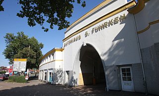 Im Innenhof des Autohauses Fuhrken ist am Donnerstagmorgen schwer verletzt gefunden worden. - Peter Steinert