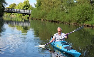 Jens Meihöfener, erster Vorsitzender des Herforder Kanu Klubs, sitzt seit über 50 Jahren regelmäßig in einem Sportboot. Er hat schon unzählige Touren auf der Weser und der Werre unternommen. - Anastasia von Fugler