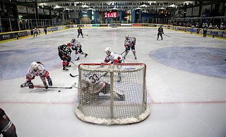 Für die Herforder Ice Dragons um Stürmer Tim Krüger steht Spiel eins nach dem 0:8-Debakel gegen Krefeld an. In eigener Halle geht es gegen den Herner EV. - Yvonne Gottschlich