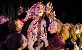 Agnes (Caroline Jannaber) muss sich im Rollenspiel gefährlichen Monstern stellen, denen ihrer Schwester und ihren eigenen. - Theater Bielefeld