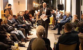Im Grünen Würfel: Sozialdezernent Ingo Nürnberger lud zum Bürger-Dialog. Rund 100 Nachbarn, Vereinsvertreter, Interessierte und Politiker kamen. - Oliver Krato