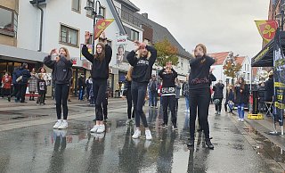 Die Kids der Tanzgruppe des Sportvereins Verne nutzen Regenpausen für ihre flotten Auftritte. - Regina Brucksch