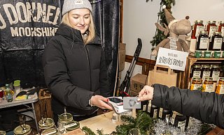 Am Stand von "O'Donnell Moonshine" an der Oberstraße kann nur mit EC-Karte gezahlt werden. Laut Mitarbeiterin Kaya Böhmer kommt das gut an bei den Besuchern. - Jörg Dieckmann
