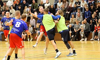 Klasse Stimmung in der Halle, aber keine Punkte für den Gastgeber: die SGBD mit Nils Sundermann musste sich der HSG Petershagen-Lahde knapp geschlagen geben. - Andreas Gerth