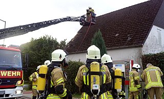 Die Rödinghauser Feuerwehr rückte zu einem Hausbrand an die Wehmerhorststraße aus. - Niklas Krämer