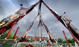 Die brandneue XXL-Riesenschaukel „Excalibur“ in Gütersloh: Bis zu 48 Meter hoch werden hier maximal 20 Personen hochgeschleudert. - Andreas Frücht
