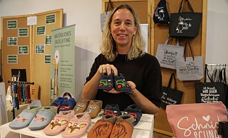Christina Quest aus Höxter zeigt Lederpuschen für Kids aus Bioleder, Kindersachen, Zirbelkissen, Geschenkartikel und ihre Bücher. - Simone Flörke
