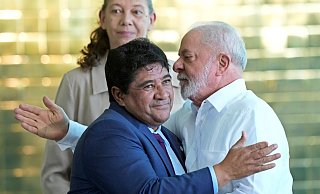 Ednaldo Rodrigues (M.) zusammen mit dem brasilianischen Präsidenten Luiz Inacio Lula da Silva. - Eraldo Peres/AP/dpa