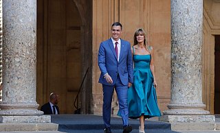 Spaniens Regierungschef Pedro Sanchez zusammen mit seiner Ehefrau Begona Gomez beim Gipfeltreffen der Europäischen Politischen Gemeinschaft in der Alhambra in Granada. - Álex Cámara/EUROPA PRESS/dpa