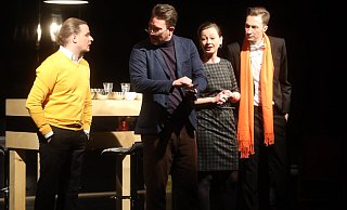 Über diesem Abend liegt kein Segen: Vincent (Benjamin Durik), Michael Bruderhofer (Pierre), Elisabeth (Zeljka Tadic) und Bernd (Rouven Kegel), v.l. prallen aufeinander. Foto: Sarah Jonek - Sarah Jonek