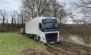 Der Lkw musste mit schwerem Gerät aus dem matschigen Feldweg befreit werden. - Dirk Windmöller