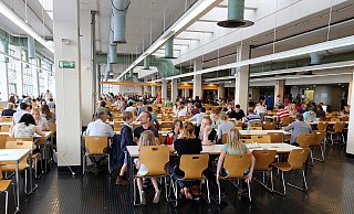 Gerichte werden in Zukunft in der Uni-Mensa nach einem neuen Preismodell ausgegeben. - Archivfoto: Wolfgang Rudolf