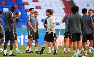 Bundestrainer Joachim Löw (M.) will mit der deutschen Nationalmannschaft gut in die EM starten. - Foto: Federico Gambarini/dpa