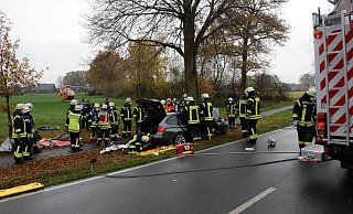 Etwa 90 Minuten war der 24-jährige Fahrer in dem Wrack eingeklemmt. - Andreas Eickhoff
