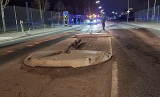 Bei dem Unfall überfuhr der 38-jährige Fahrer diese Verkehrsinsel inklusive der Hinweisschilder. Feuerwehr und Polizei mussten ausrücken - Feuerwehr Herford