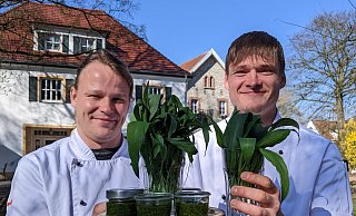 Die Köche Patrick Wyrwal (l.) und Sebastian Stüer vom Landgasthof Potthoff lieben auch privat den Geschmack von Bärlauch. Was sie häufig aus dem Kraut herstellen, ist ein Pesto. - Anja Hanneforth
