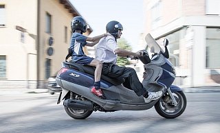 Wie auf diesem Symbolbild hat ein 72-Jähriger in Hiddenhausen ein kleines Mädchen auf dem Rücksitz gehabt und einen Unfall verursacht. - Symbolbild Pixabay