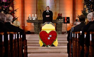 Landesbischöfin Heike Springhart leitet den Gottesdienst bei der Trauerfeier für Wolfgang Schäuble in der evangelischen Stadtkirche von Offenburg. - Philipp von Ditfurth/dpa
