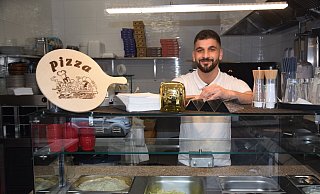 In seinem Imbiss bietet Inhaber Yousef Hasan Pizza und südländische Spezialitäten an. - Mareike Patock