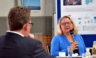 Bundesumweltministerin Svenja Schulze bezieht Stellung zu den Plänen, Stefan Schwartze (SPD) hört zu. - Katharina Eisele