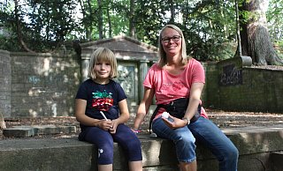 Lotta (6) und Nadine Birkenstock sind den Eichhörnchenpfad bereits gegangen. - Eric Pielsticker