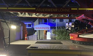 Die Einsatzkräfte suchten nach Brandnestern. - Felix Eisele