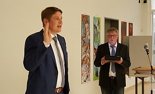 Altersvorsitzender Franz-Josef Wegener (UWB, r.) nimmt Nicolas Aisch in der konstituierenden Sitzung des Stadtrates dem Amtseid als Bürgermeister der Orgelstadt ab. - Dieter Scholz