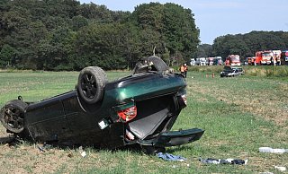 Ende eines Fluchtversuchs: Der Audi des führerscheinlosen Mannes aus Petershaben blieb neben der A 2 liegen. - Andreas Eickhoff
