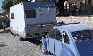 Seinen Lebensabend verbringt Walter Abrecht in einem Wohnmobil. Derzeit ist er in Südostspanien. Mit seiner Ente bleibt er vor Ort mobil. - Walter Abrecht
