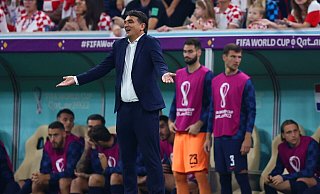 Will nach der Niederlage gegen Argentinien im Amt bleiben: Kroatiens Trainer Zlatko Dalic an der Seitenlinie. - Tom Weller/dpa