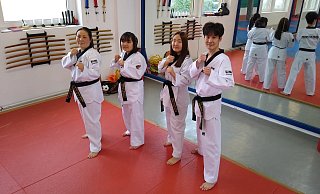 Sportliche Familie: Taekwondo-Meister Pil-Jong Seo (6. Dan), seine Frau Ji Sun Seo (3. Dan) und ihre Töchter Dusol und Hansol (v. l.) unterrichten in der Sportakademie Seo am Bünder Südring Kinder, Jugendliche und Erwachsene. Die südkoreanische Kampfkunst vermitteln sie mit Freude.   - André Blickensdorf