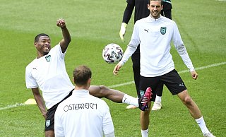 Ex-Bayern-Star David Alaba (l) will mit Außenseiter Österreich den favorisierten Italienern ein Bein stellen. - Foto: Robert Jaeger/APA/dpa