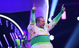 Der Dino lebt: Sasha jubelt im Finale der ProSieben-Show «The Masked Singer». - Foto: Willi Weber/ProSieben/dpa