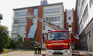 60 Bielefelder Feuerwehrkräfte waren in Sennestadt im Industriegebiet im Einsatz. - Paul Brinkmann