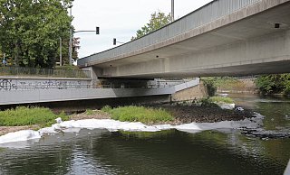 Der am Bergertor entstandene Schaum aus Werrewasser und Löschwasserzusatz der Feuerwehr ist weitgehend verschwunden. - Frank-Michael Kiel-Steinkamp