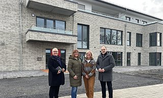 Ursula Ruberg (Leiterin technisches Bauamt), Barbara Plöger (stellvertretende Kindergartenleitung), Elke Poser (Leitung Kindergarten) und Bürgermeister Christian Carl freuen sich, dass schon bald Leben in den neuenKindergarten einzieht. - Stadt Bad Wünnenberg