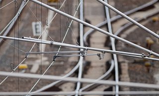 Oberleitung und Schienen (Symbolbild). - Christoph Soeder/dpa