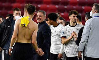 Deutschlands U21-Trainer Stefan Kuntz (M) freut sich mit seinen Spielern über das errreichte Viertelfinale. - Foto: Marton Monus/dpa