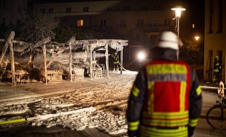 Sechs Autos gingen in Flammen auf. Außerdem entstand Sachschaden an einem Gebäude sowie einer Grünfläche. - Mike-Dennis Müller